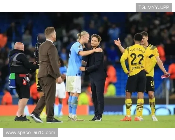 哈兰德弑旧主后拒绝庆祝,向多特蒙德球迷看台鼓掌致意