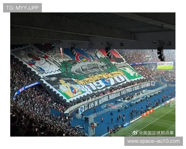 巴黎圣日耳曼更名50周年纪念TIFO亮相德比战。